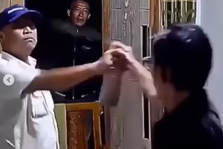 Mantan Anggota DPRD Diduga Aniaya dan Ludahi Jurnalis, Aksi Brutal Terekam CCTV